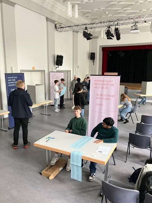 Schüler in einem Raum sitzend